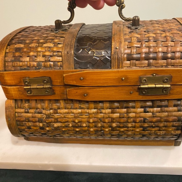 Vintage Woven Wicker Storage Chest Box Embossed Decorative Hardware Hinged Lid - Picture 8 of 17